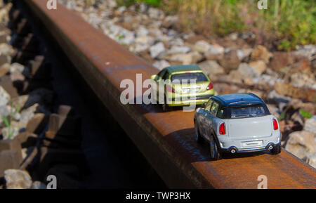 Enfants, jouets voiture coloré sur la route. Close up. - Image Banque D'Images