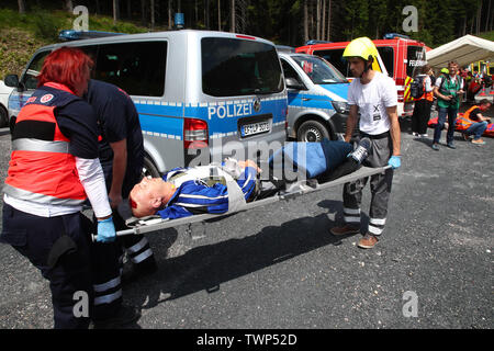 Goldisthal, Allemagne. 22 Juin, 2019. Un acteur blessé est transporté loin pendant un exercice d'urgence dans le Fleckberg tunnel. Les forces d'urgence répété l'opération de sauvetage sur la glace après une tempête de ligne occupée par 300 personnes avaient arrêté au milieu du tunnel après une manœuvre de freinage d'urgence et avaient développé à partir d'un incendie de transformateur en un incendie. Environ 1500 travailleurs de sauvetage, extras et pasteurs ont été directement impliqués dans la mission de l'exercice. Credit : Bodo Schackow Zentralbild-/dpa/dpa/Alamy Live News Banque D'Images