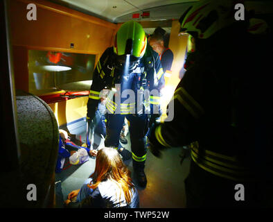 Goldisthal, Allemagne. 22 Juin, 2019. Les forces d'urgence "sauvetage" d'un blessé en train ICE le Fleckberg au cours d'un exercice d'urgence du tunnel. Ils ont répété l'opération de sauvetage sur la glace après une tempête de ligne occupée par 300 personnes avaient arrêté au milieu du tunnel après un arrêt d'urgence et avaient développé à partir d'un incendie de transformateur en un incendie. Environ 1500 travailleurs de sauvetage, extras et pasteurs ont été directement impliqués dans la mission de l'exercice. Credit : Bodo Schackow Zentralbild-/dpa/dpa/Alamy Live News Banque D'Images