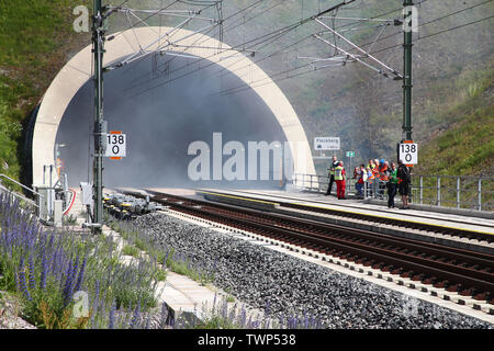 Goldisthal, Allemagne. 22 Juin, 2019. De la fumée sort du tunnel Fleckberg pendant une urgence de l'exercice. Les forces d'urgence répété l'opération de sauvetage sur la glace après une tempête de ligne occupée par 300 personnes avaient arrêté au milieu du tunnel après une manœuvre de freinage d'urgence et avaient développé à partir d'un incendie de transformateur en un incendie. Environ 1500 travailleurs de sauvetage, extras et pasteurs ont été directement impliqués dans la mission de l'exercice. Credit : Bodo Schackow Zentralbild-/dpa/dpa/Alamy Live News Banque D'Images