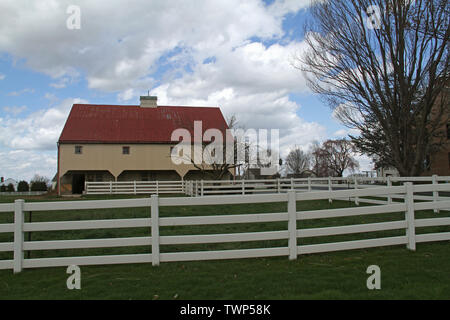 Grande grange en bois dans le comté de Lancaster, PA, USA Banque D'Images