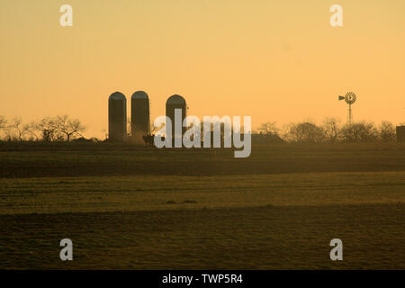 Moulin sur le terrain au coucher du soleil dans le comté de Lancaster, PA, USA. Banque D'Images