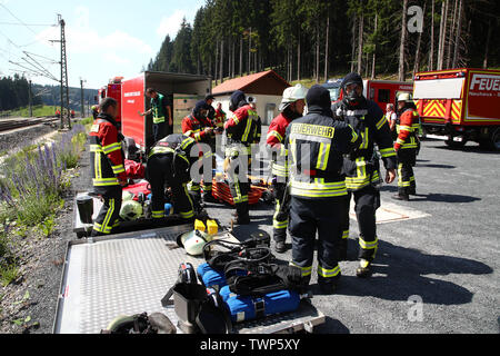 Goldisthal, Allemagne. 22 Juin, 2019. Le personnel d'urgence sont debout devant le Tunnel de Fleckberg au cours d'un exercice de sauvetage. Sur la ligne de glace, ils ont testé l'utilisation en cas d'urgence lorsqu'une GLACE occupé par 300 personnes s'arrête au milieu du tunnel après une manœuvre de freinage d'urgence et un feu de transformateur se développe en un incendie. Environ 1500 travailleurs de sauvetage, extras et pasteurs ont été directement impliqués dans la mission de l'exercice. Credit : Bodo Schackow Zentralbild-/dpa/dpa/Alamy Live News Banque D'Images