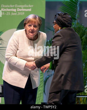 Dortmund, Allemagne. 22 Juin, 2019. La chancelière Angela Merkel (CDU, l) dit adieu à la lauréate du Prix Nobel de la paix, Ellen Johnson Sirleaf au 37e Congrès de l'Eglise protestante allemande. La réunion des chrétiens protestants est également destiné à envoyer un signal contre la division de la société, de xénophobie et d'une brutalisation de la langue. Crédit : Bernd Thissen/dpa/Alamy Live News Banque D'Images