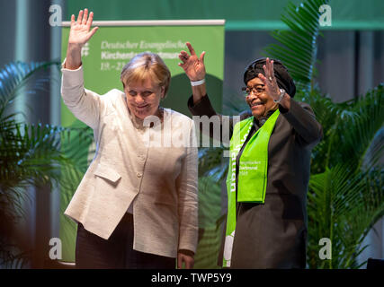 Dortmund, Allemagne. 22 Juin, 2019. La chancelière Angela Merkel (CDU, l) vagues à côté de la lauréate du Prix Nobel de la paix, Ellen Johnson Sirleaf au 37e Congrès de l'Eglise protestante allemande. La réunion des chrétiens protestants est également destiné à envoyer un signal contre la division de la société, de xénophobie et d'une brutalisation de la langue. Crédit : Bernd Thissen/dpa/Alamy Live News Banque D'Images