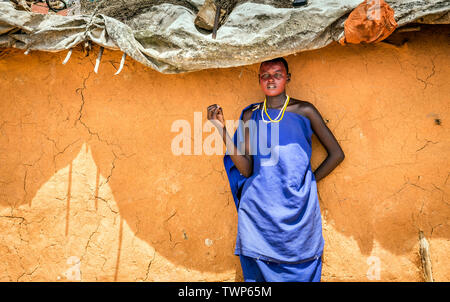 VILLAGE MASAI, KENYA - 11 octobre 2018 : Unindentified femme africaine portant des vêtements traditionnels en tribu Masai, Kenya Banque D'Images