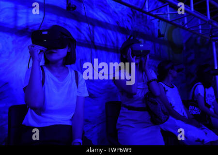 Beijing, Chine. 22 Juin, 2019. Personnes visitent VR Secteur d'expérience au cours de l'expérience immersive d'un Van Gogh 'Fantasy du monde intérieur" au Musée national de Chine, Beijing, capitale de Chine, le 22 juin 2019. L'exposition, qui a donné le coup d'ici samedi, offre aux visiteurs une vue à 360 degrés de plus de 200 œuvres de Vincent van Gogh. Liangkuai Crédit : Jin/Xinhua/Alamy Live News Banque D'Images