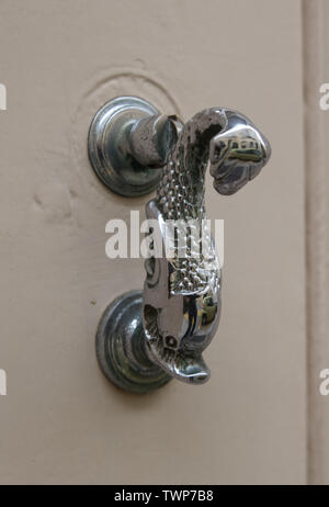 Poignée de porte ancienne dolphin avec croix de Malte sur la porte blanche, La Valette, Malte. Banque D'Images