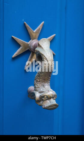 Poignée de porte ancienne dolphin avec croix de Malte sur la porte verte, La Valette, Malte Banque D'Images