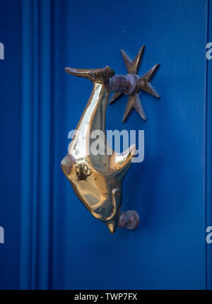 Poignée de porte ancienne dolphin avec croix de Malte sur la porte bleue, La Valette, Malte. Banque D'Images