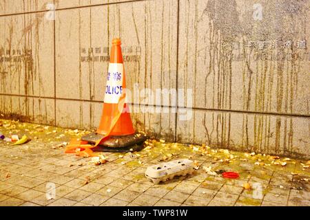 Hong Kong, Chine - Juin 21th, 2019. Bloc de manifestants de la police et demander la libération des manifestants arrêtés lors d'une manifestation. Les façades de l'AC de la police sont pleins d'œufs lancés par les manifestants. Gonzales : Crédit Photo/Alamy Live News Banque D'Images
