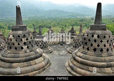 Le stupa dans Candi Borobudur. Borobudur est un 9ème siècle temple bouddhiste Mahayana. Il est le plus grand temple bouddhiste. Banque D'Images