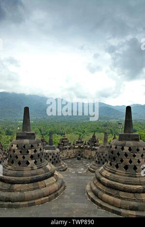 Le stupa dans Candi Borobudur. Borobudur est un 9ème siècle temple bouddhiste Mahayana. Il est le plus grand temple bouddhiste. Banque D'Images