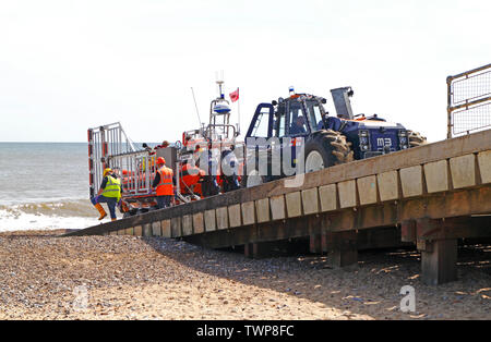 L'Happisburgh Bateaux de sauvetage côtiers de classe de l'Atlantique en cours de récupération après l'exercice au Panier vide, Happisburgh, Norfolk, Angleterre, Royaume-Uni, Europe. Banque D'Images