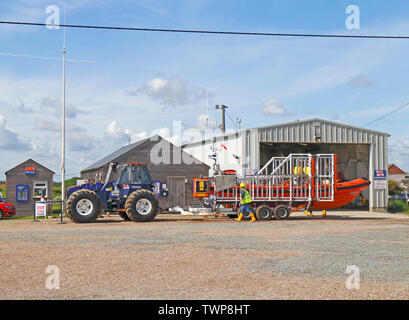 Bateau de sauvetage côtier récupérés après l'exercice et est retourné à la gare au Panier vide, Happisburgh, Norfolk, Angleterre, Royaume-Uni, Europe. Banque D'Images