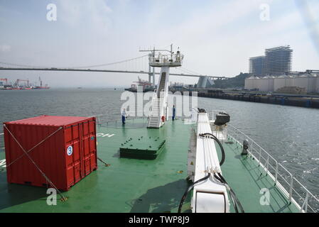 À bord Kexue, province de Fujian en Chine. 22 Juin, 2019. Le bateau de recherche de la Chine KEXUE (Science) voiles vers le centre de croisières internationales Xiamen à Xiamen, dans le sud-est de la province de Fujian en Chine, le 22 juin 2019. KEXUE retourné à Xiamen le samedi après avoir terminé son enquête de monts sous-marins de l'ouest de l'océan Pacifique. Credit : Zhang Xudong/Xinhua/Alamy Live News Banque D'Images