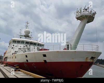 À bord Kexue, province de Fujian en Chine. 22 Juin, 2019. Le bateau de recherche de la Chine KEXUE (Science) est ancré à l'International de Xiamen Centre de croisière à Xiamen, Chine du sud-est de la province de Fujian, le 22 juin 2019. KEXUE retourné à Xiamen le samedi après avoir terminé son enquête de monts sous-marins de l'ouest de l'océan Pacifique. Credit : Zhang Xudong/Xinhua/Alamy Live News Banque D'Images