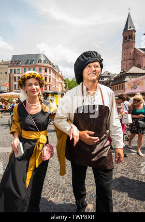 Mainz, Allemagne. 22 Juin, 2019. Volker Hans, Johannes Gensfleisch, appelé comme Gutenberg, et Leopoldine Chazeaud, comme Frau von Gutenberg, à pied, en costume à travers le festival de mille en face de la cathédrale. Des centaines de milliers de visiteurs sont attendus pour les quatre jours du festival 'Johannisnacht' en 2019. La folk festival a été organisé en l'honneur de Johannes Gutenberg depuis 1968. Crédit : Andreas Arnold/dpa/Alamy Live News Banque D'Images