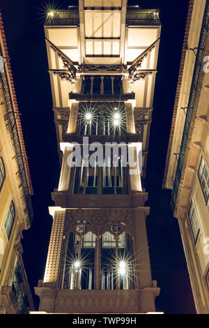 Vue arrière de l'ascenseur Elevador de Santa Justa à Lisbonne la nuit. Portuguals historique capitale avec l'ascenseur dans le centre-ville. Ascenseur avec lig Banque D'Images