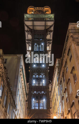 Vue avant d'ascenseur Elevador de Santa Justa à Lisbonne la nuit. D'un ascenseur dans le centre-ville de la capitale du Portugal. Bâtiment métallique Banque D'Images