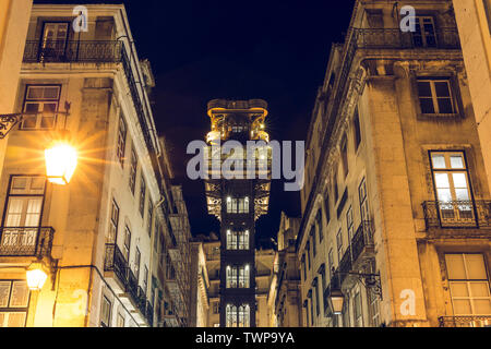 Ascenseur Elevador de Santa Justa, au centre ville de Lisbonne. D'un ascenseur dans la capitale du Portugal pendant la nuit. La construction en métal avec éclairage Banque D'Images