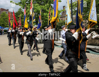 Sheffield, South Yorkshire, UK. 22 juin 2019. Le Sheffield Armed Forces & jour des anciens combattants, avec un défilé d'anciens combattants et l'affiche. Photo : Alamy Live News Banque D'Images