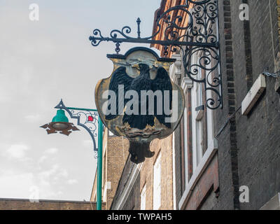 Brick Lane, Truman Brewery : le signe de l'Aigle noir, le nom de la brasserie d'origine fondée en 1666 par Joseph Truman et William Bucknall Banque D'Images