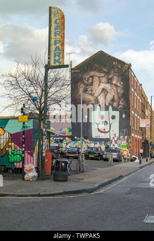 2015 : Sclater Street près de Brick Lane à Spitalfields avant le réaménagement d'un parc de voiture en nouveaux logements que la région continue d'être embourgeoisés Banque D'Images