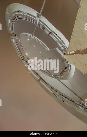 L'intérieur escaliers en spirale de Yacht Club de Monaco à Monte Carlo, conçu par Sir Norman Foster Banque D'Images