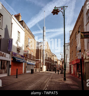 2009, Brick Lane, Spitalfields, très tôt le matin à la scène vers le nouveau minaret érigé sur l'ancienne église huguenote maintenant une mosquée Banque D'Images