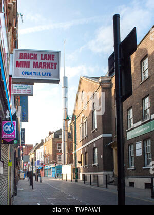 2009, Brick Lane, Spitalfields, très tôt le matin à la scène vers le nouveau minaret érigé sur l'ancienne église huguenote maintenant une mosquée Banque D'Images