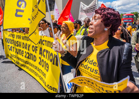 Westminster, London, UK. 22 juin 2019. Marcher sur le pont de Westminster - Windrush - journée d'action pour la Justice Avocats BAME appel à la justice pour Windrush victimes et les conditions d'examen pour être étendue à leurs descendants. La manifestation a été soutenue par l'Union européenne s'unir et d'ordinateurs. Banque D'Images