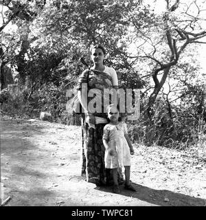 La mère et l'ENFANT SUR UNE VISITE DE GROTTES ELEPHNATA.ANNÉE:FIN DES ANNÉES 50 Banque D'Images