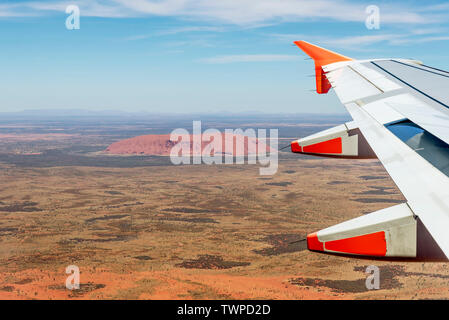 Voler au-dessus de la belle outback australien et Uluru par une chaude journée ensoleillée Banque D'Images