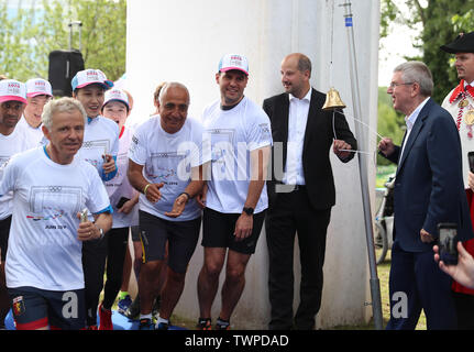 Lausanne, Suisse. 22 Juin, 2019. Comité International Olympique (CIO), Thomas Bach (2e R) sonne une cloche pour démarrer la journée Olympique à Lausanne, Suisse, le 22 juin 2019. Credit : Cao Peut/Xinhua/Alamy Live News Banque D'Images