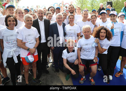 Lausanne, Suisse. 22 Juin, 2019. Comité International Olympique (CIO), Thomas Bach (C) pose pour une photo avec des coureurs avant la course de la Journée Olympique à Lausanne, Suisse, le 22 juin 2019. Credit : Cao Peut/Xinhua/Alamy Live News Banque D'Images