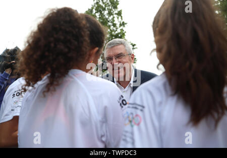 Lausanne, Suisse. 22 Juin, 2019. Comité International Olympique (CIO), Thomas Bach (C) parle de jeunes coureurs avant la course de la Journée Olympique à Lausanne, Suisse, le 22 juin 2019. Credit : Cao Peut/Xinhua/Alamy Live News Banque D'Images