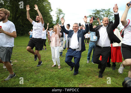 Lausanne, Suisse. 22 Juin, 2019. Comité International Olympique (CIO), Thomas Bach (C) se réchauffe avec des coureurs avant la course de la Journée Olympique à Lausanne, Suisse, le 22 juin 2019. Credit : Cao Peut/Xinhua/Alamy Live News Banque D'Images