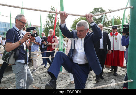 Lausanne, Suisse. 22 Juin, 2019. Comité International Olympique (CIO), Thomas Bach (R) tente l'avant lors de l'inauguration de l'équipement d'une aire de jeux à Lausanne, Suisse, le 22 juin 2019. Credit : Cao Peut/Xinhua/Alamy Live News Banque D'Images