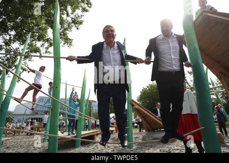 Lausanne, Suisse. 22 Juin, 2019. Comité International Olympique (CIO), Thomas Bach (avant l) tente l'équipement lors de l'inauguration d'une aire de jeux à Lausanne, Suisse, le 22 juin 2019. Credit : Cao Peut/Xinhua/Alamy Live News Banque D'Images