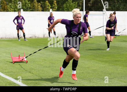 England's Millie clair durant la session de formation au Stade Municipal de Saint-Amand-les-Eaux. Banque D'Images