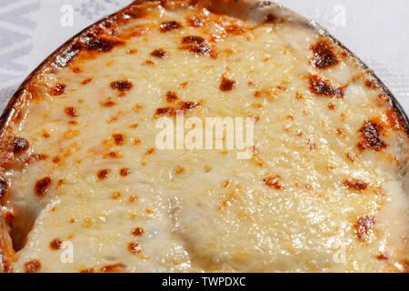 Grec traditionnel ''Moussaka'' aubergines plat de viande hachée oignon persil sauce béchamel Banque D'Images