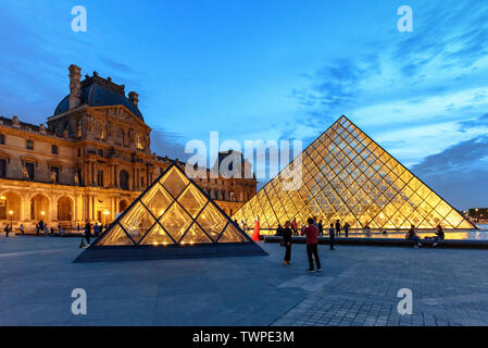 La pyramide en verre illuminées au Musée du Louvre à Paris, France at Dusk Banque D'Images