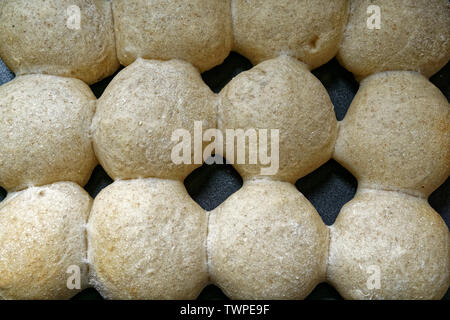 Petits pains au levain cuit partie réunis. Banque D'Images