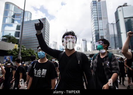 Un manifestant fait un geste à l'extérieur du siège du gouvernement et le quartier général de la police pendant une manifestation à Hong Kong.Des milliers de manifestants ont occupé la route à proximité du siège du gouvernement et le quartier général de la police de Hong Kong, ils exigent le chef de l'exécutif, Carrie Lam à se retirer du pouvoir et le retrait total du projet de loi sur l'extradition. Banque D'Images