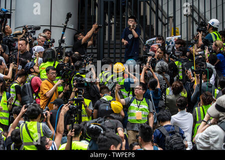 Joshua Wong, co-fondateur du parti politique "emosisto' parle de manifestants devant le siège de la police pendant une manifestation à Hong Kong.Des milliers de manifestants ont occupé la route à proximité du siège du gouvernement et le quartier général de la police de Hong Kong, ils exigent le chef de l'exécutif, Carrie Lam à se retirer du pouvoir et le retrait total du projet de loi sur l'extradition. Banque D'Images