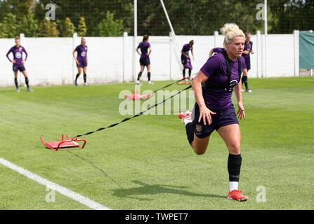 England's Millie clair durant la session de formation au Stade Municipal de Saint-Amand-les-Eaux. Banque D'Images