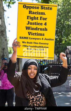 Londres, Royaume-Uni. 22 Juin, 2019. Les avocats des militants du BAME pour la justice, composé de militants noirs soulèvement contre les coupes (BARAC UK) et un parapluie de l'égalité raciale et d'autres groupes de justice Windrush, prendre part à une journée d'Action Nationale Windrush Windrush sur journée pour protester contre l'injustice, la discrimination et la misère subie par les gens du Windrush generation et leurs familles sur plusieurs générations ainsi que par des personnes d'autres pays du Commonwealth et anciens pays du Commonwealth en raison de l'environnement hostile du Gouvernement politiques. Credit : Mark Kerrison/Alamy Live News Banque D'Images