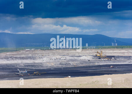 La plupart (FLAK) : à ciel ouvert de lignite, de surcharger l'ensacheur convoyeur, excavatrice, machines, usine de charbon Tchèque Ustecky, Aussiger , Région, Usti nad Labem Région, Banque D'Images