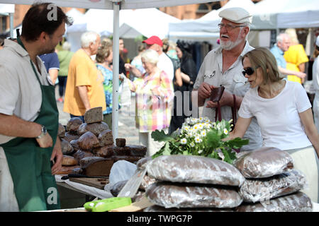 Riga, Lettonie. 21 Juin, 2019. Personnes visitent le marché Ligo Midsummer Festival à Riga, Lettonie, 21 juin 2019. Le Midsummer Festival annuel marché Ligo ouvert ici vendredi, au cours de laquelle les agriculteurs et les artisans de toute la Lettonie va vendre des spécialités telles que les régions rurales du pain, du fromage, du thé traditionnel, miel, gâteaux et chapelets. Credit : Edijs Palens/Xinhua/Alamy Live News Banque D'Images